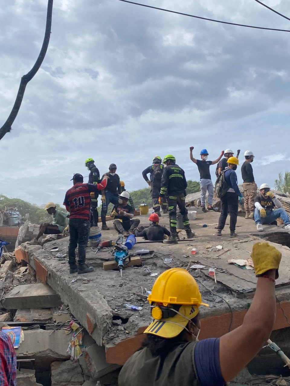 Rescatistas con uniforme de Emergencias Apolo sobre la losa de un edificio colapsado