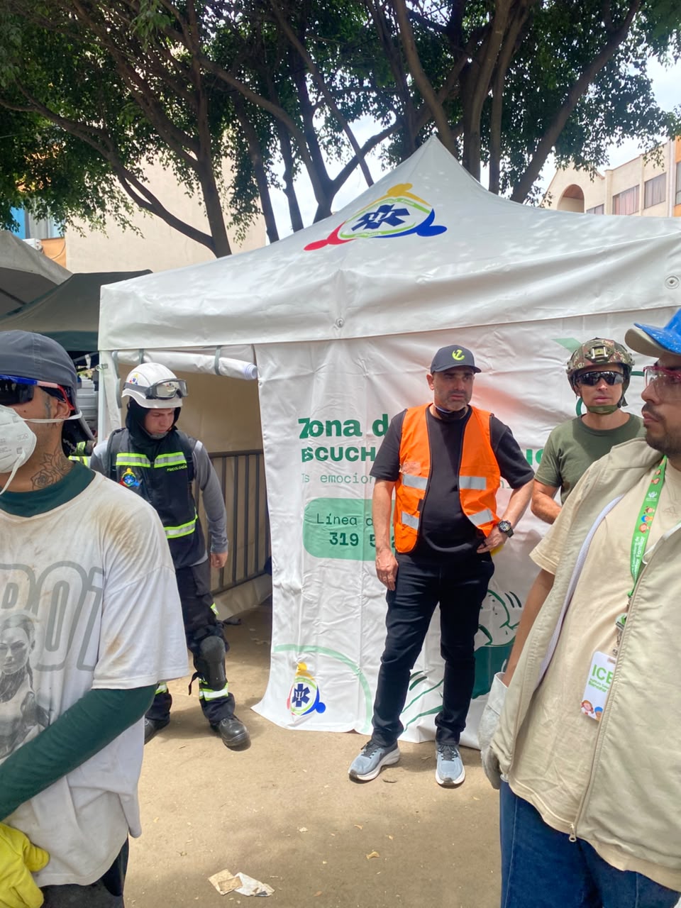 Carpa de la Zona de Escucha para atención emocional, con equipos de respuesta y una psicóloga al lado